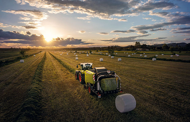 Foto Los tractores tiran de las inscripciones de maquinaria agr�cola