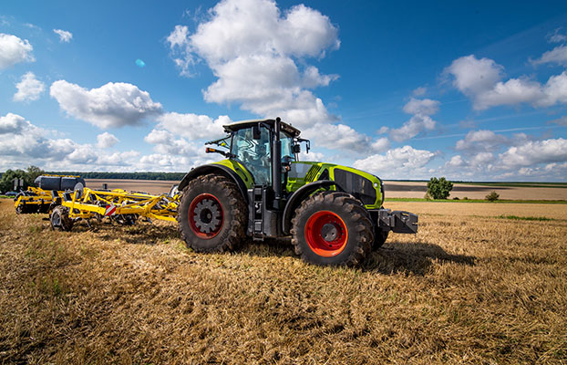 Foto Buena cosecha de maquinaria durante el verano