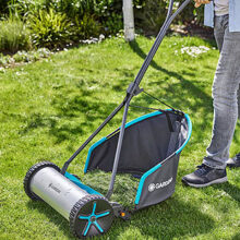 Nuevo cortacésped manual helicoidal Comfort 400 y recogedor de hierba de Gardena