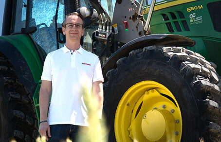 José Miñarro posando delante de un tractor